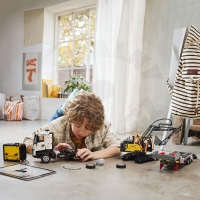 LEGO® Technic 42175 Nákladní auto Volvo FMX a elektrický bagr Volvo EC230_(4)